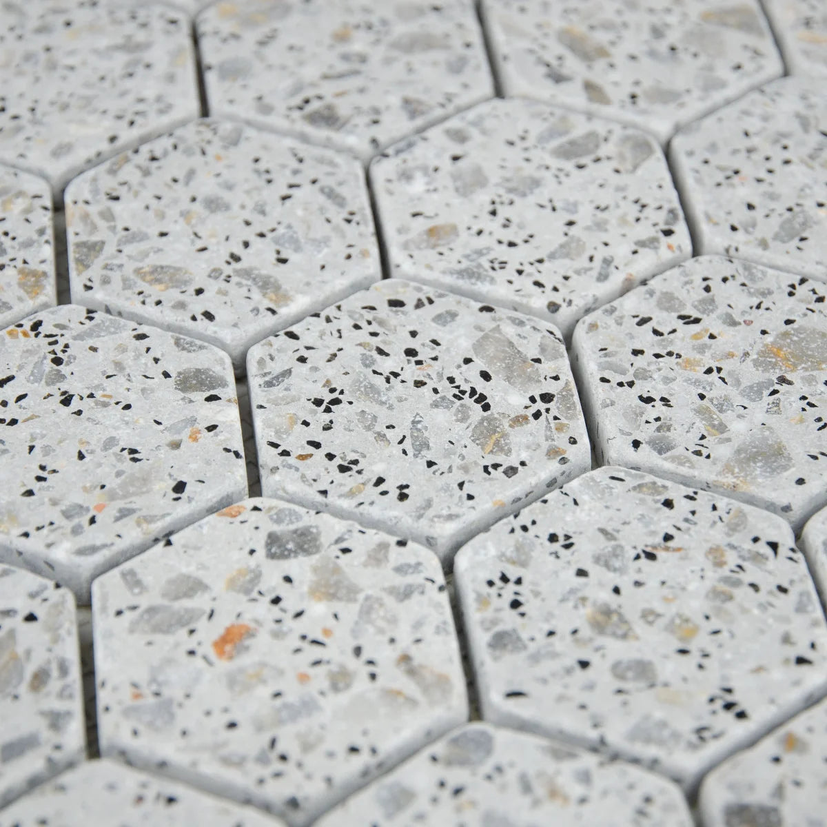 Vue en perspective et mise en situation de la Mosaïque Hexagone Terrazzo Light Grey
