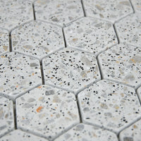 Vue en perspective et mise en situation de la Mosaïque Hexagone Terrazzo Light Grey
