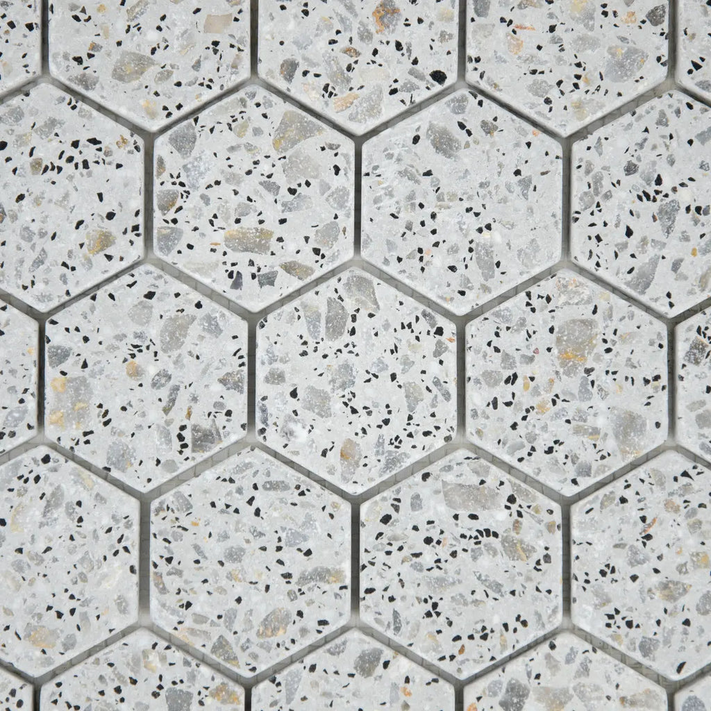 Gros plan sur les nuances de la Mosaïque Hexagone Terrazzo Light Grey