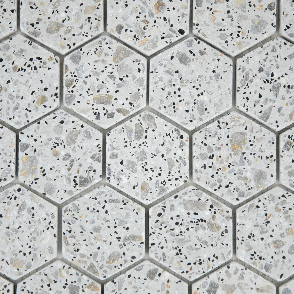 Gros plan sur les nuances de la Mosaïque Hexagone Terrazzo Light Grey
