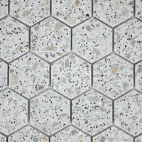 Gros plan sur les nuances de la Mosaïque Hexagone Terrazzo Light Grey
