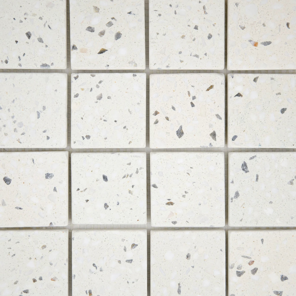 Gros plan sur les nuances de la Mosaïque Terrazzo Ivoire