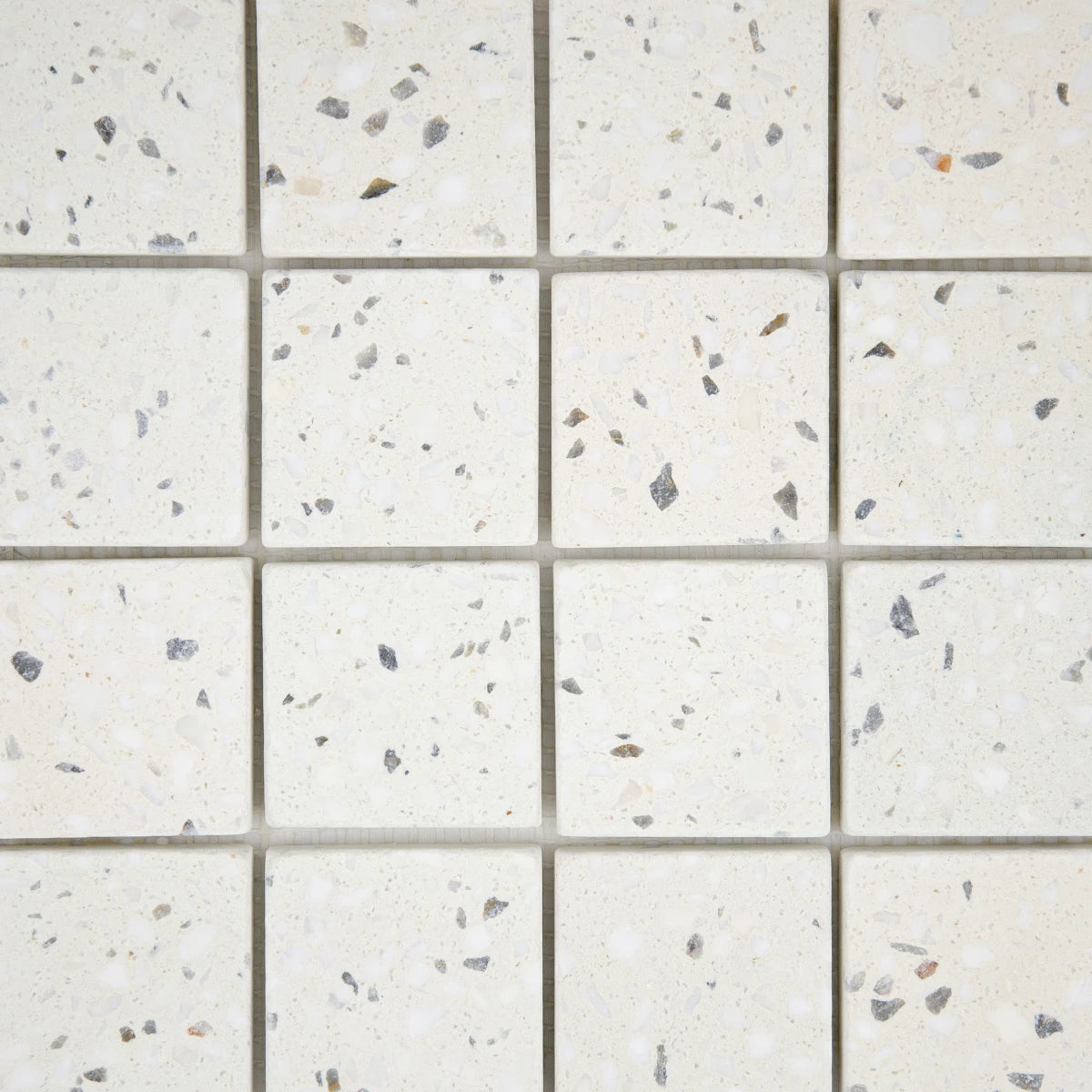 Gros plan sur les nuances de la Mosaïque Terrazzo Ivoire