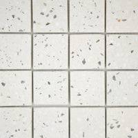 Gros plan sur les nuances de la Mosaïque Terrazzo Ivoire