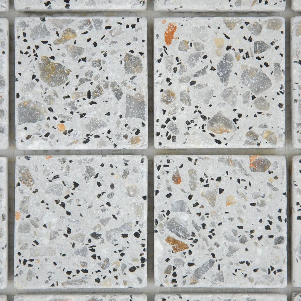 Focus sur les finitions de la Mosaïque Terrazzo Light Grey