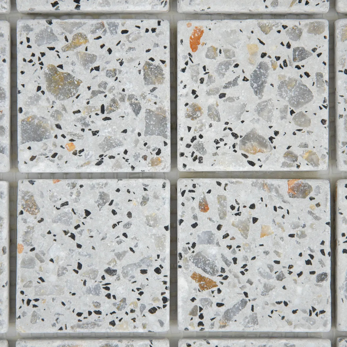 Focus sur les finitions de la Mosaïque Terrazzo Light Grey