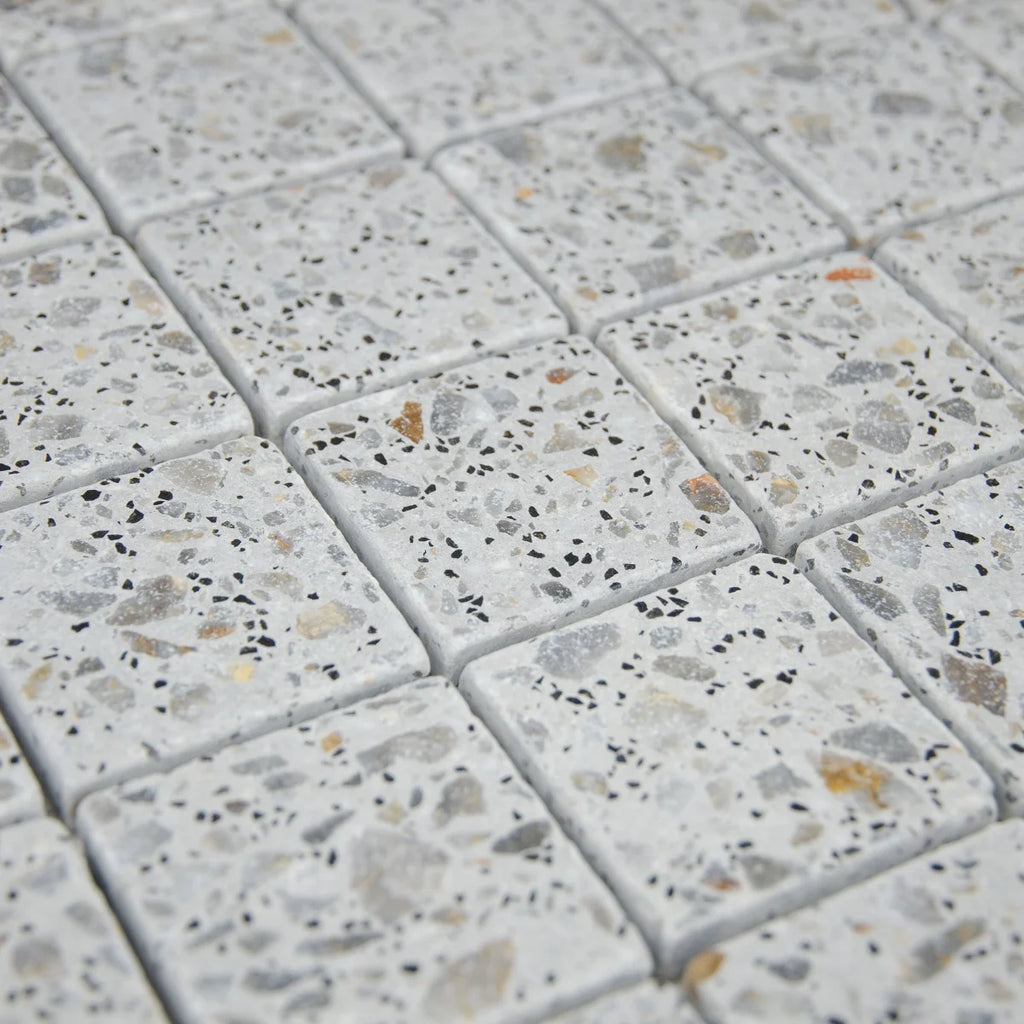 Vue en perspective et mise en situation de la Mosaïque Terrazzo Light Grey