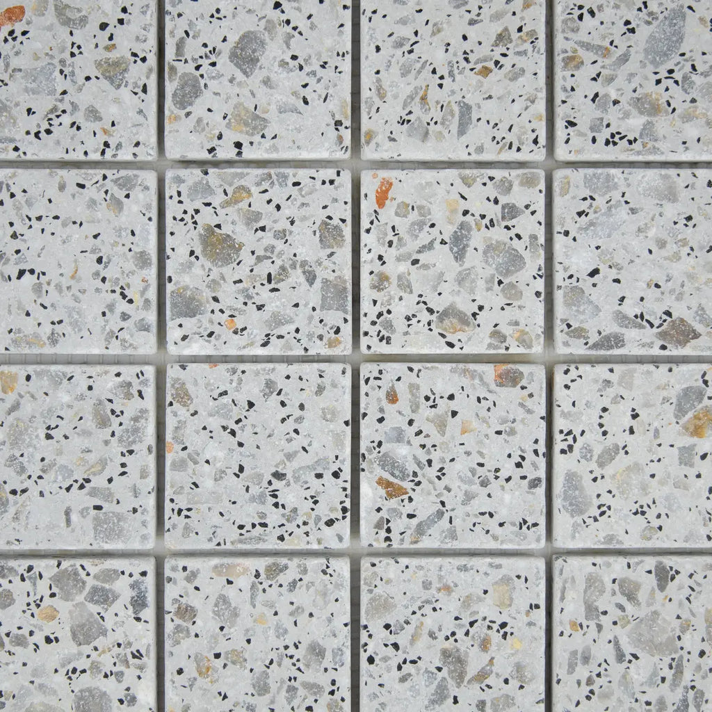 Gros plan sur les nuances de la Mosaïque Terrazzo Light Grey