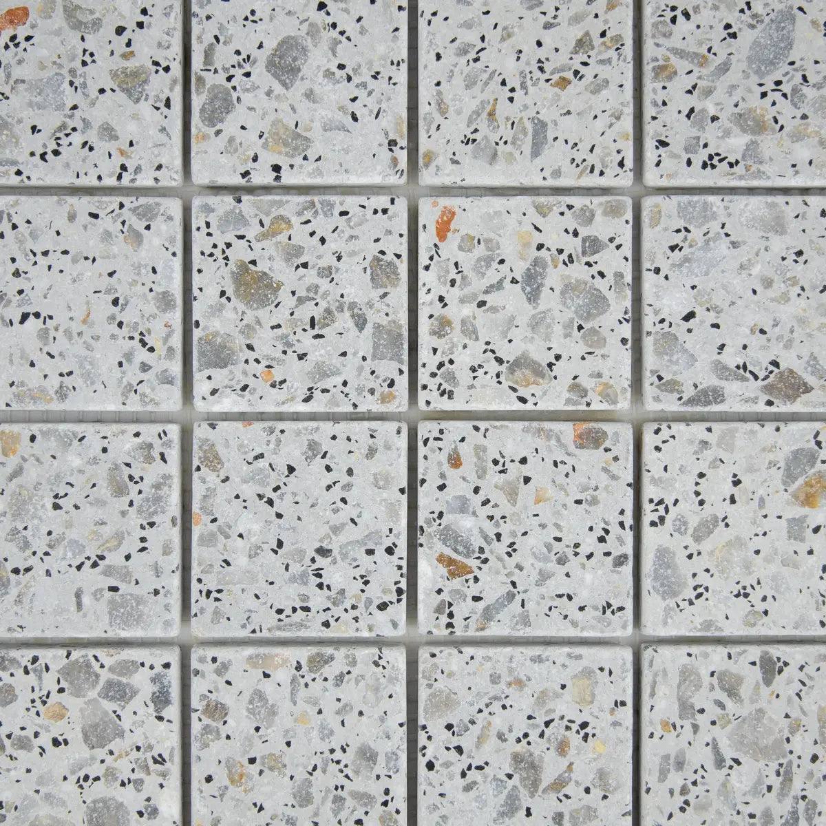 Gros plan sur les nuances de la Mosaïque Terrazzo Light Grey