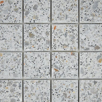 Gros plan sur les nuances de la Mosaïque Terrazzo Light Grey