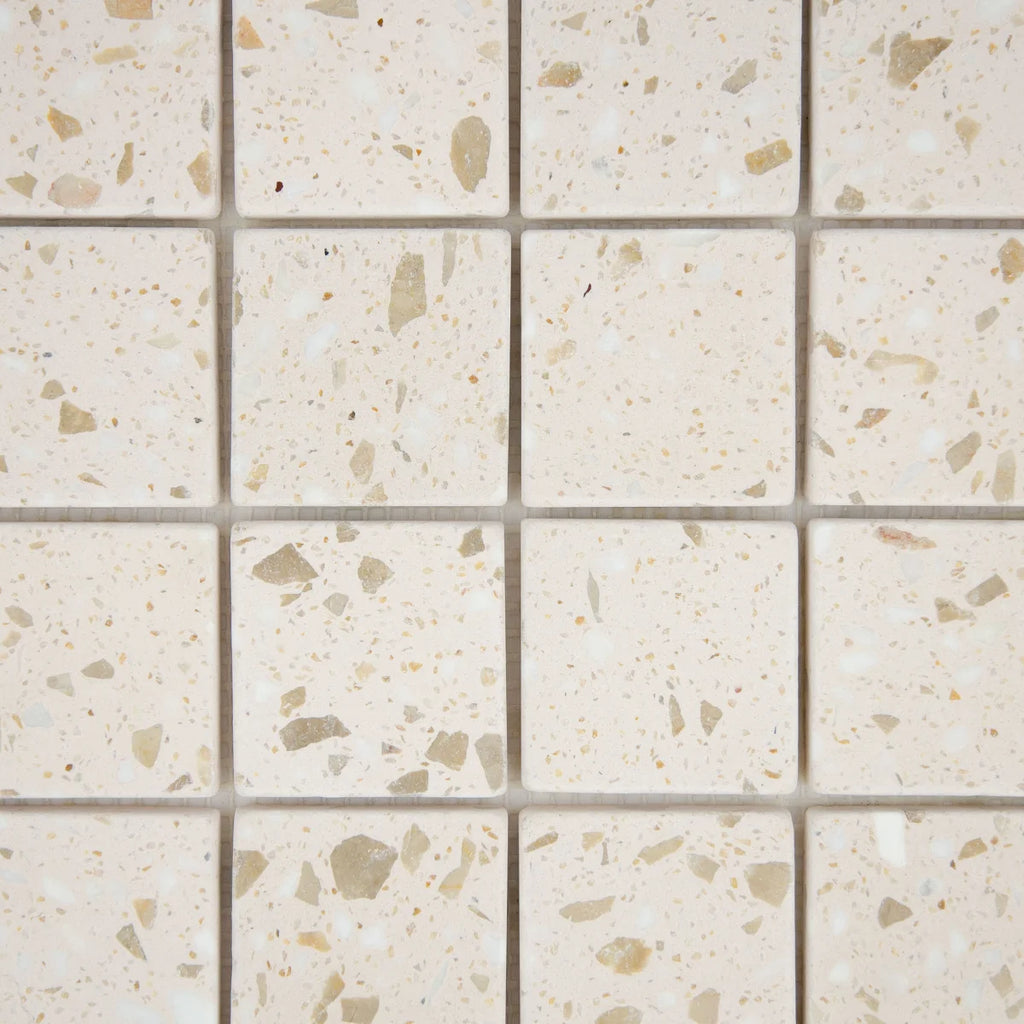 Gros plan sur les nuances de la Mosaïque Terrazzo Nude