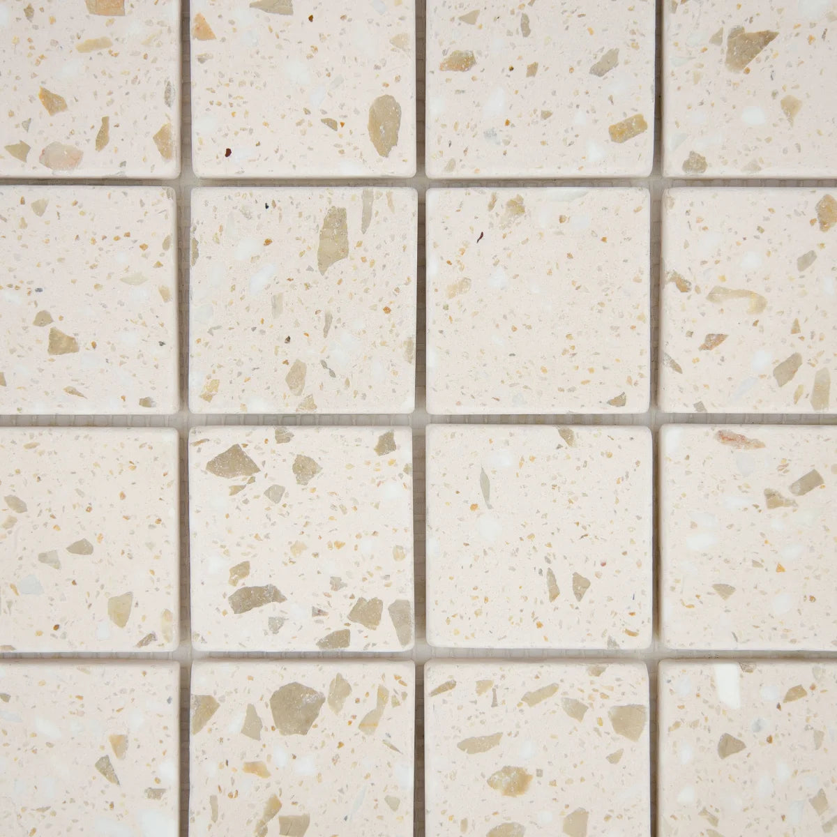 Gros plan sur les nuances de la Mosaïque Terrazzo Nude