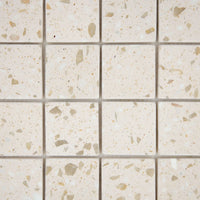 Gros plan sur les nuances de la Mosaïque Terrazzo Nude