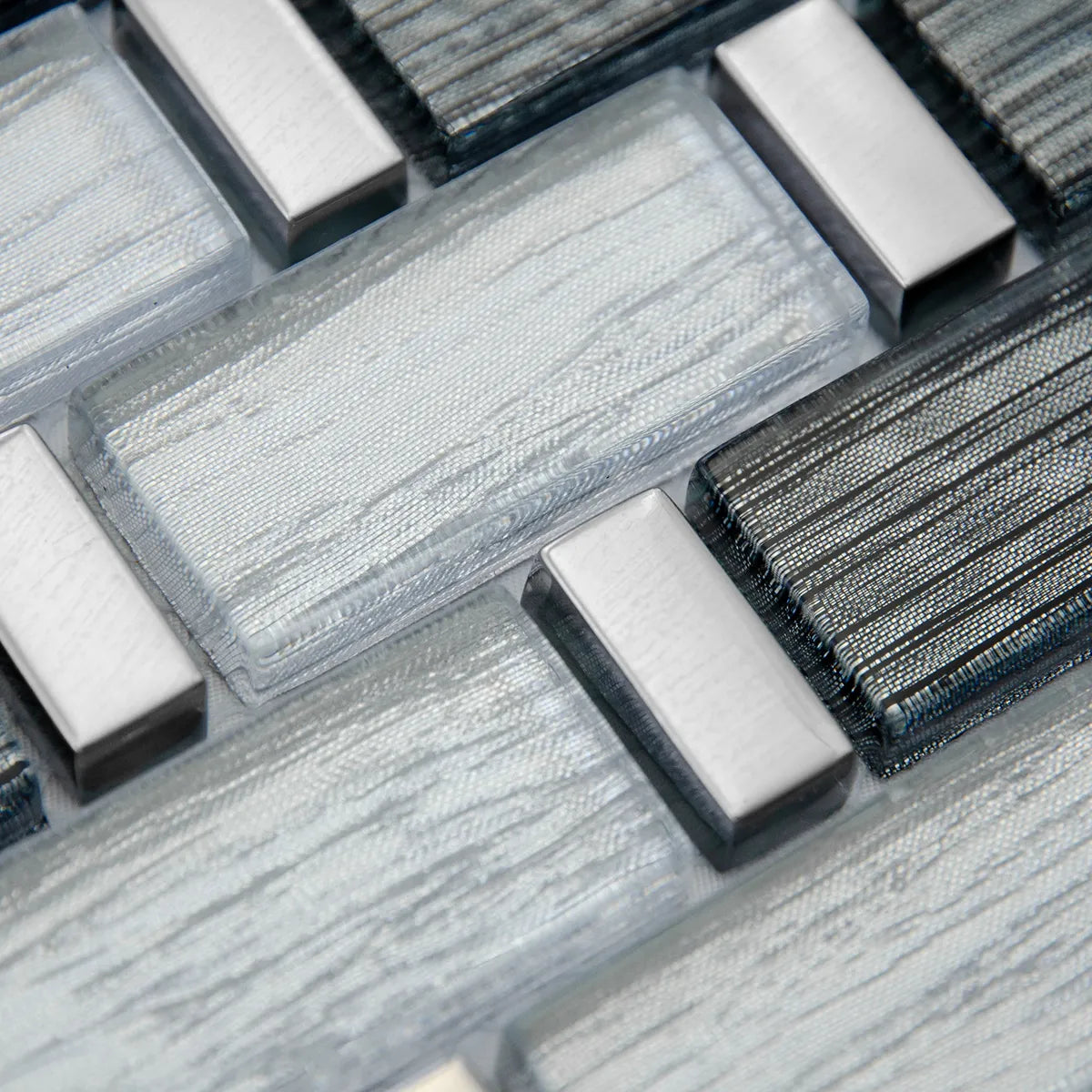 mosaïque en verre a aluminium gris format barrette zoomé détails perspective