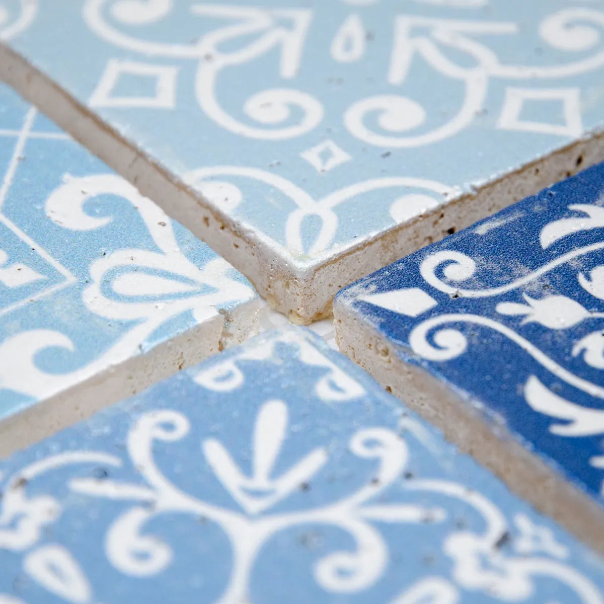 Détail joints relief travertin bleu mosaïque surface pierre naturelle