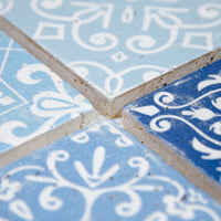 Détail joints relief travertin bleu mosaïque surface pierre naturelle