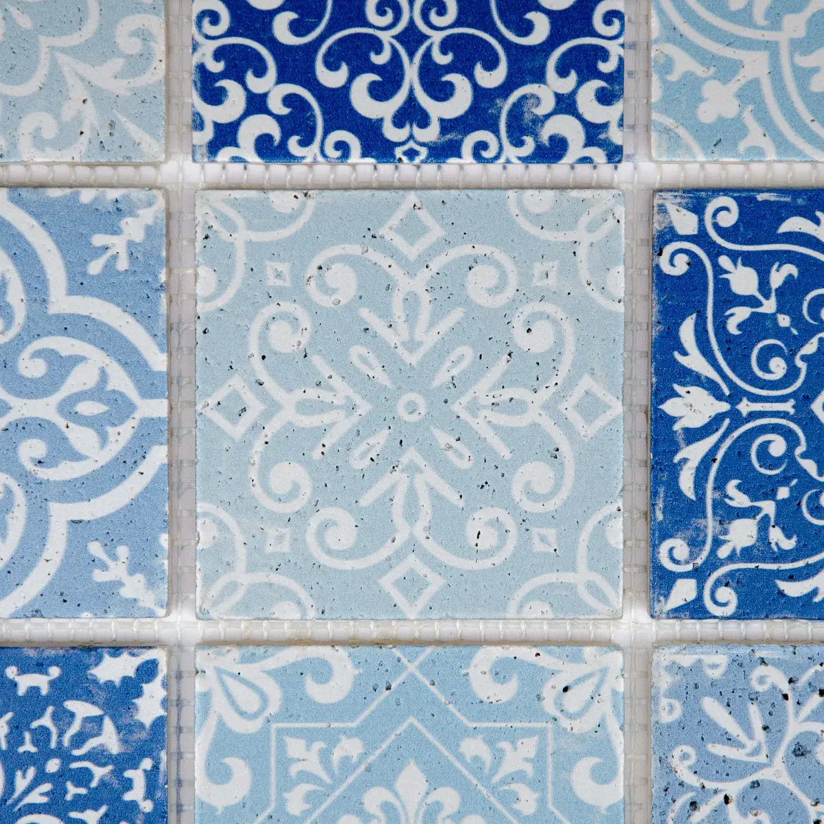 Détail motifs baroques travertin bleu mosaïque texture pierre naturelle