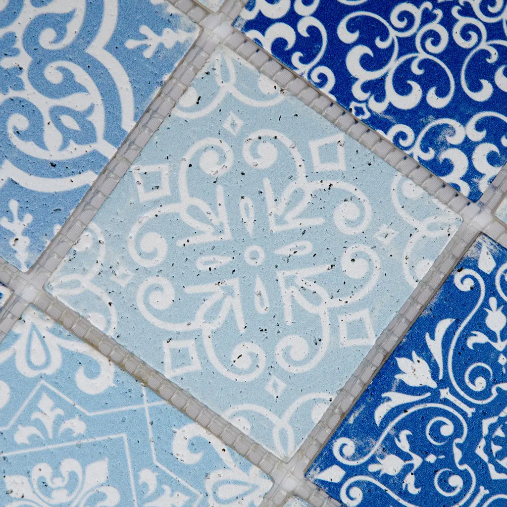 Mosaïque travertin bleu tesselles relief détail motifs baroques pierre