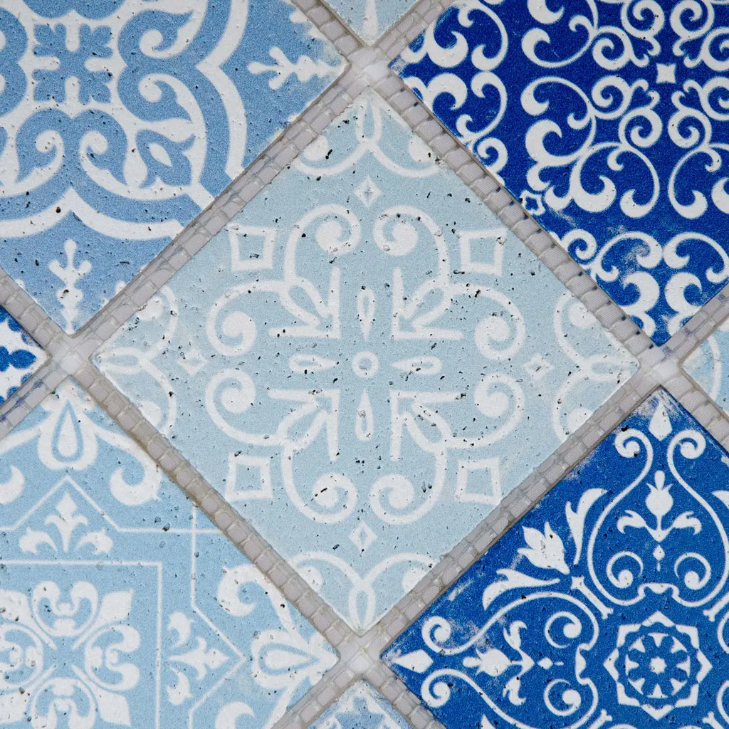 Mosaïque travertin bleu tesselles relief perspective motifs baroques