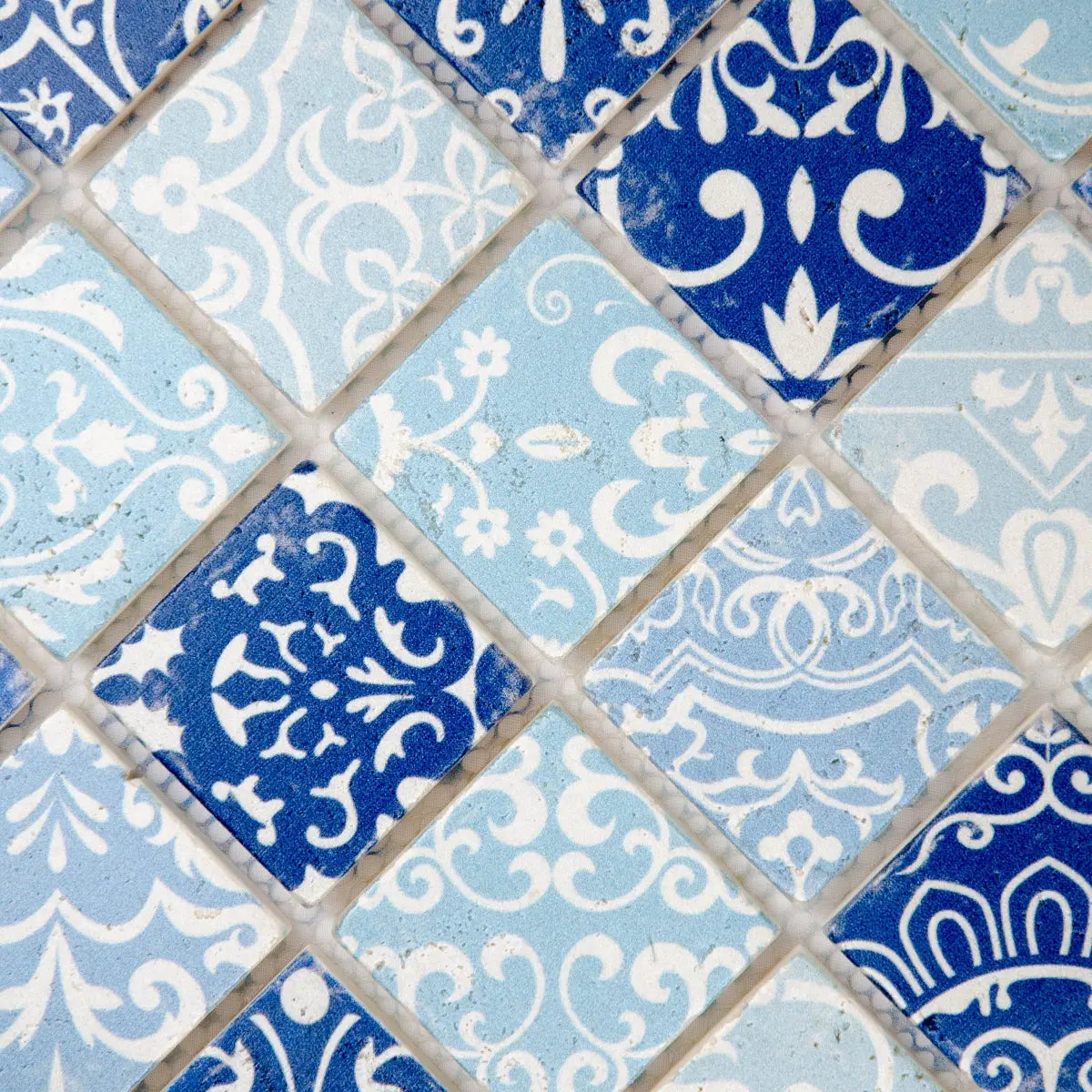 Détail joints relief travertin bleu mosaïque surface pierre naturelle
