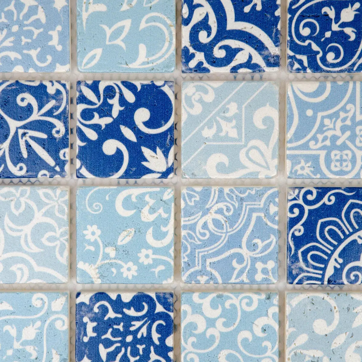 Détail motifs baroques travertin bleu mosaïque texture pierre naturelle