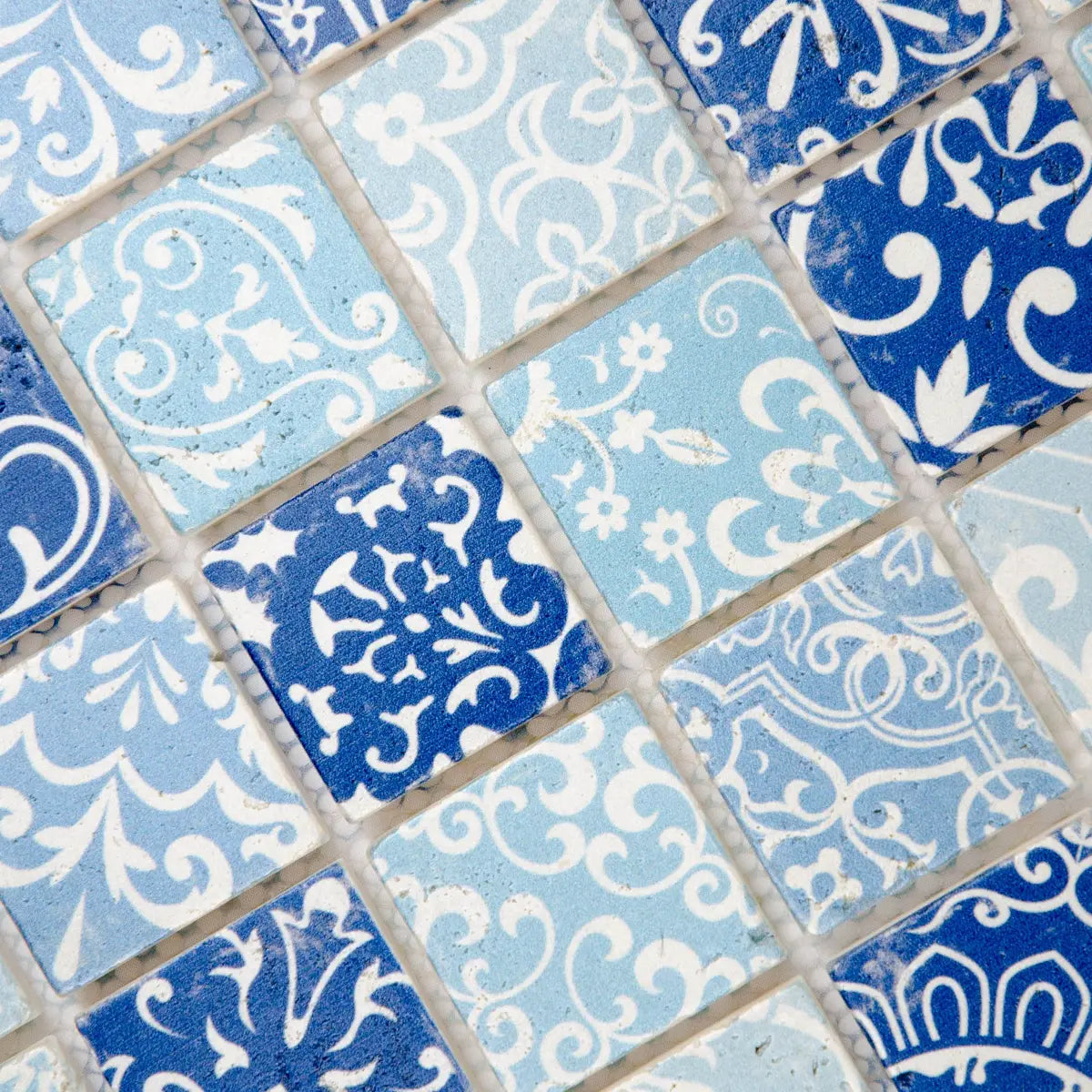 Mosaïque travertin bleu tesselles relief perspective motifs baroques