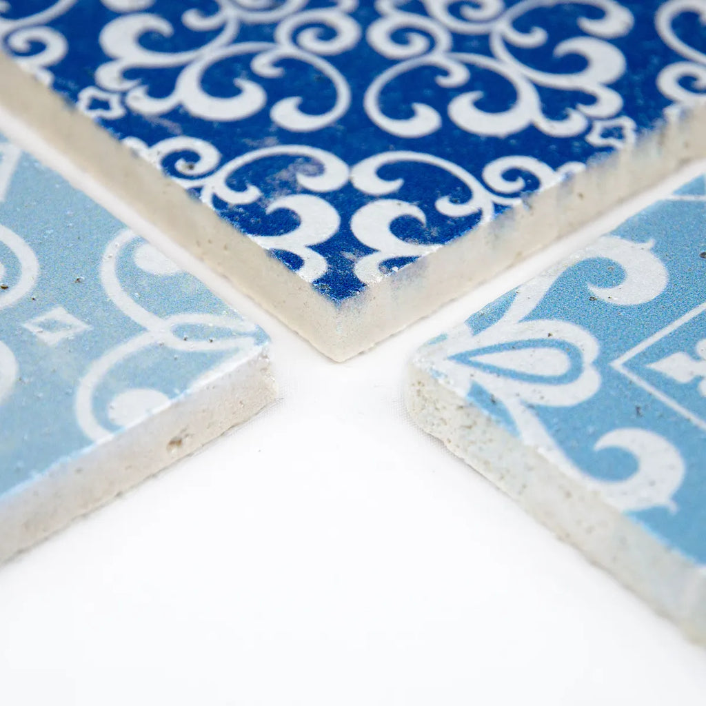 Détail joints relief carreau travertin bleu mosaïque surface pierre
