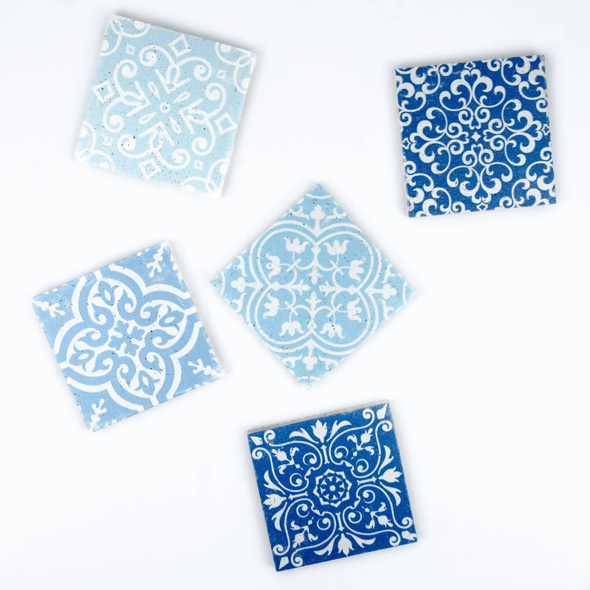 Carreau travertin bleu baroques fantaisie arrangement motifs décorés