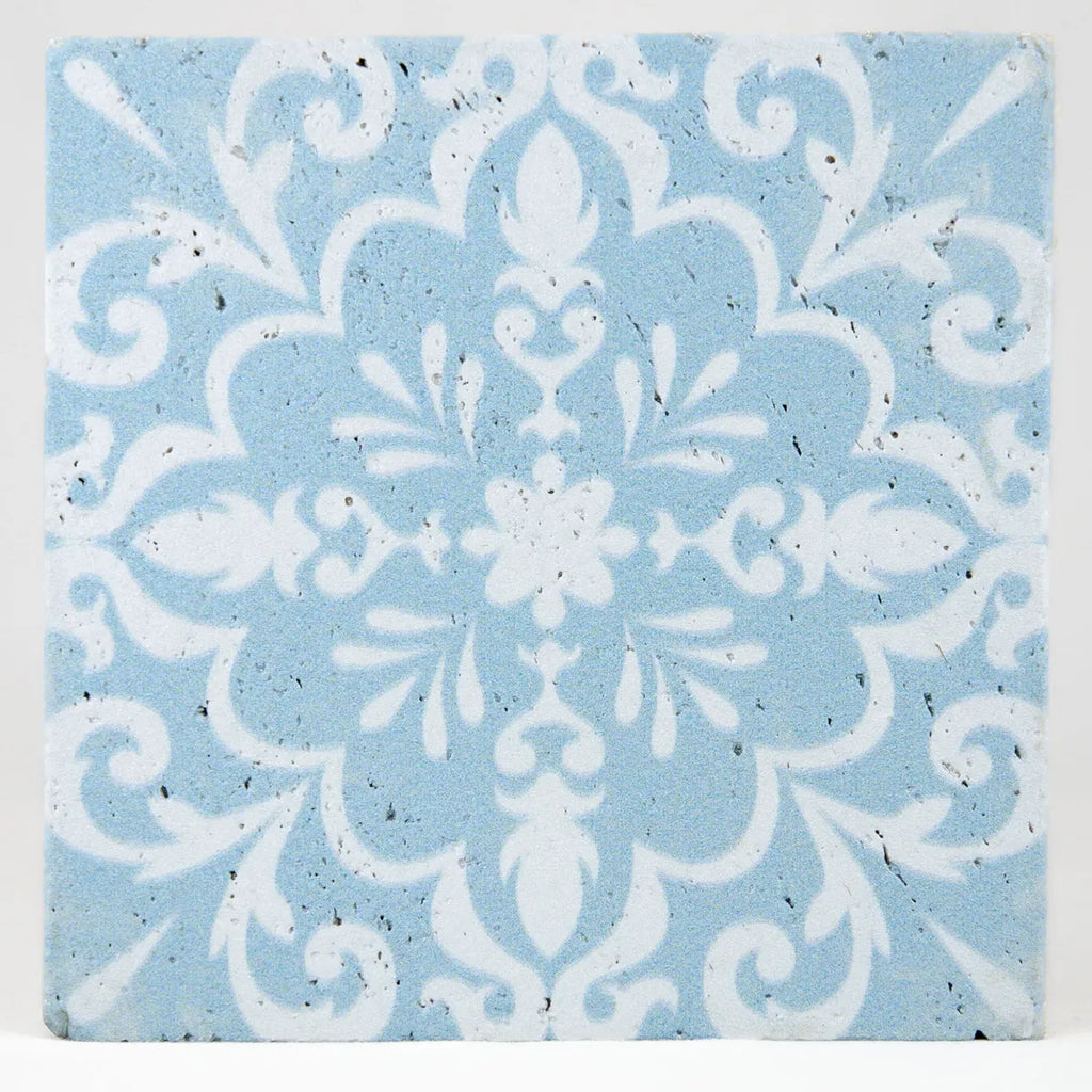 Carreau travertin bleu motifs baroques ornementaux classiques détail