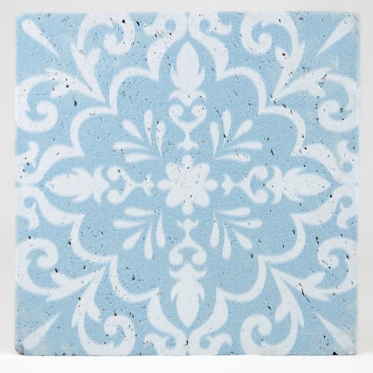 Carreau travertin bleu motifs baroques ornementaux classiques détail