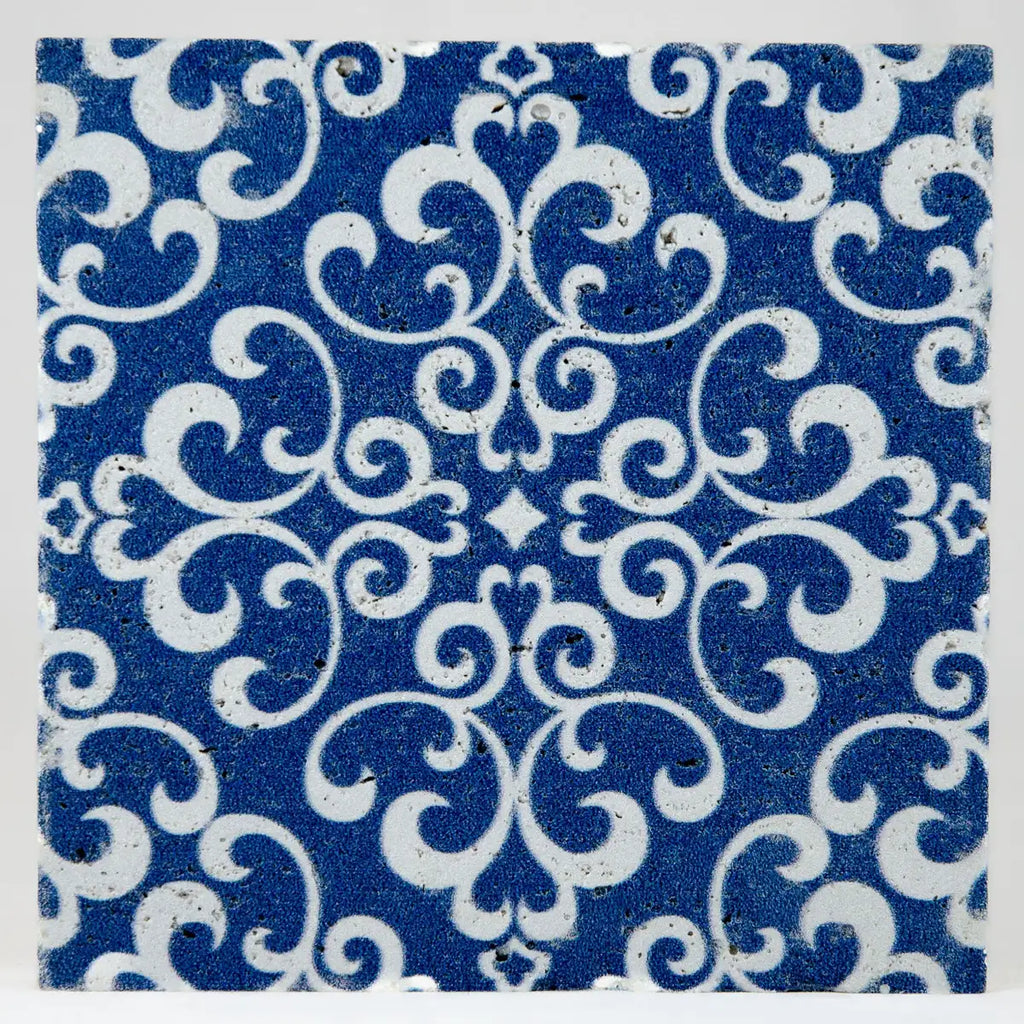 Carreau travertin bleu motifs baroques zoom détail texturé variations