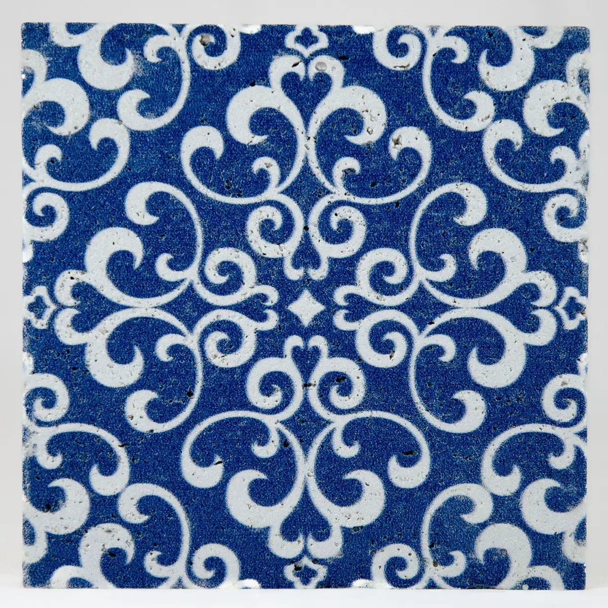 Carreau travertin bleu motifs baroques zoom détail texturé variations