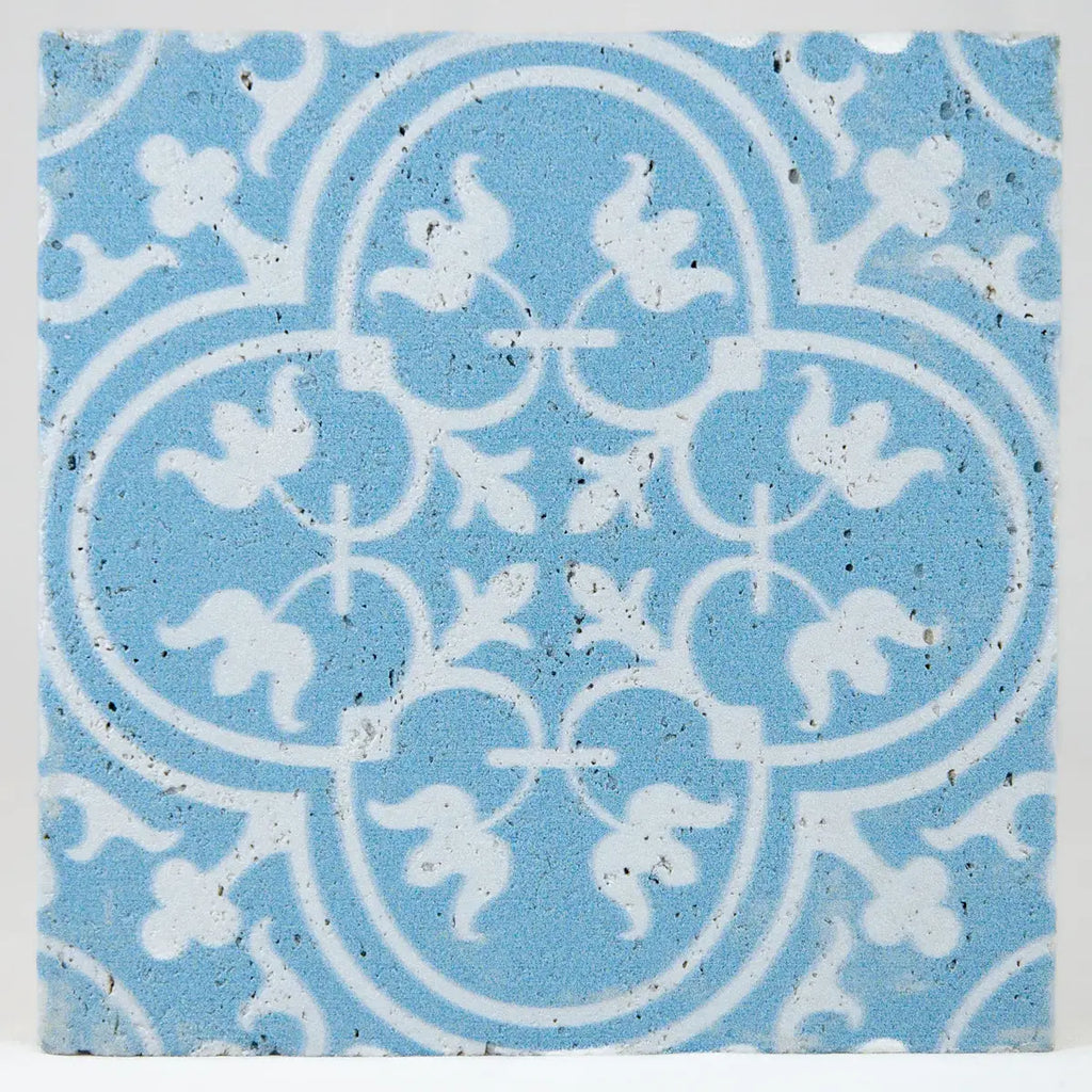 Carreau travertin bleu motifs floraux géométriques baroques détails
