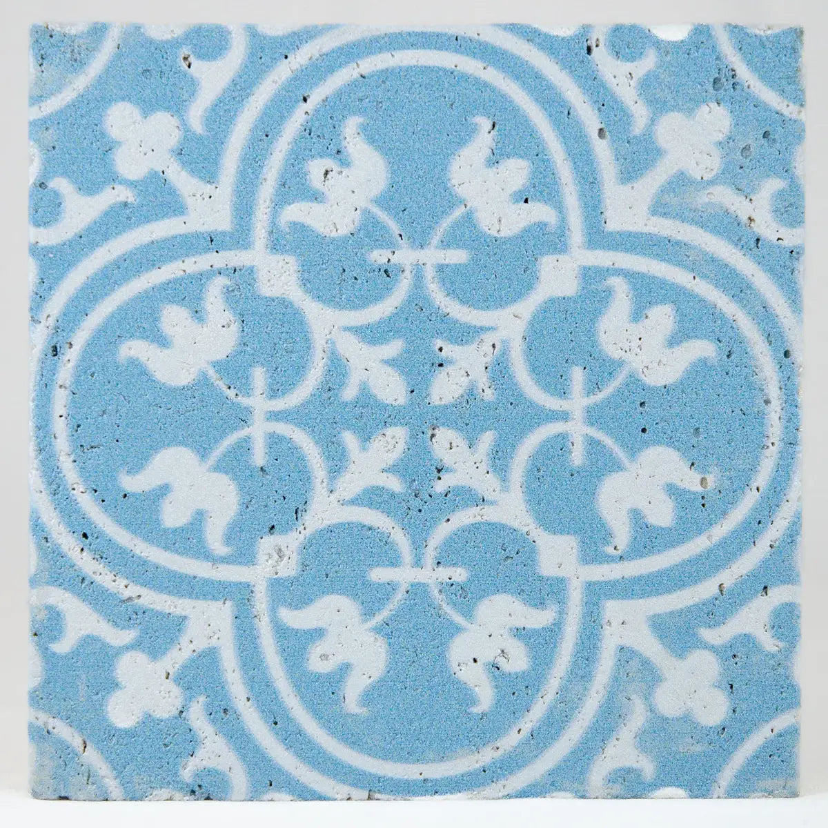 Carreau travertin bleu motifs floraux géométriques baroques détails