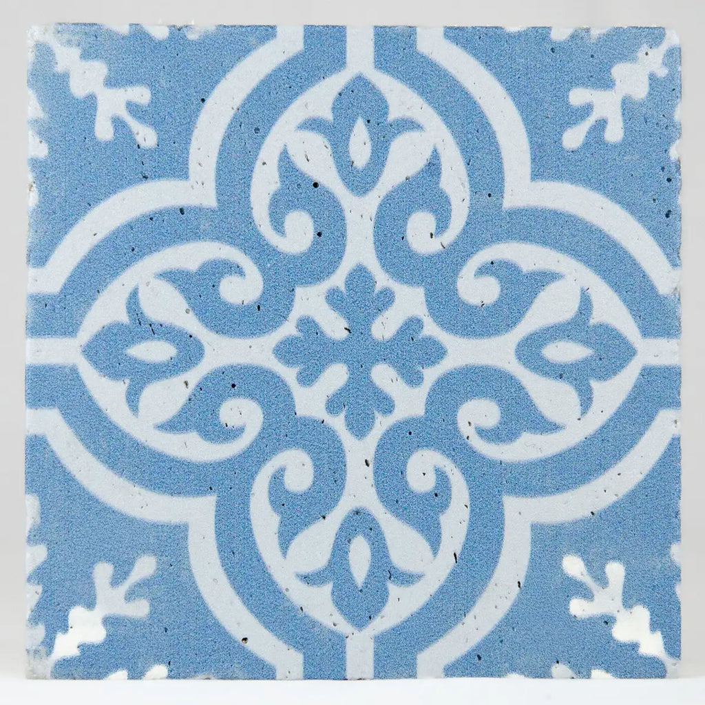 Carreau travertin bleu motifs baroques ornementaux détails géométriques