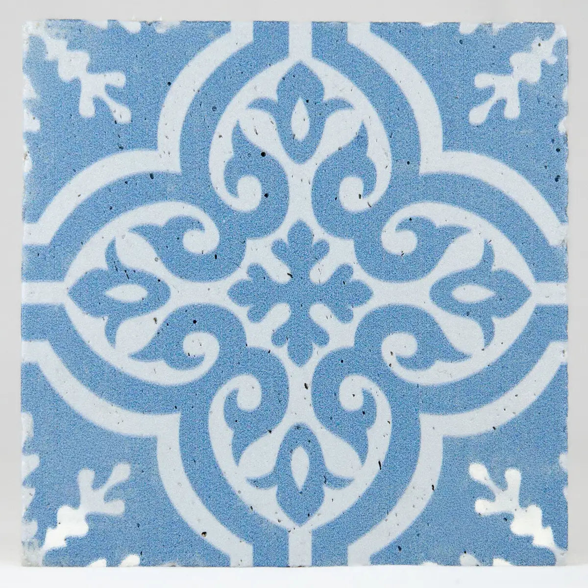 Carreau travertin bleu motifs baroques ornementaux détails géométriques