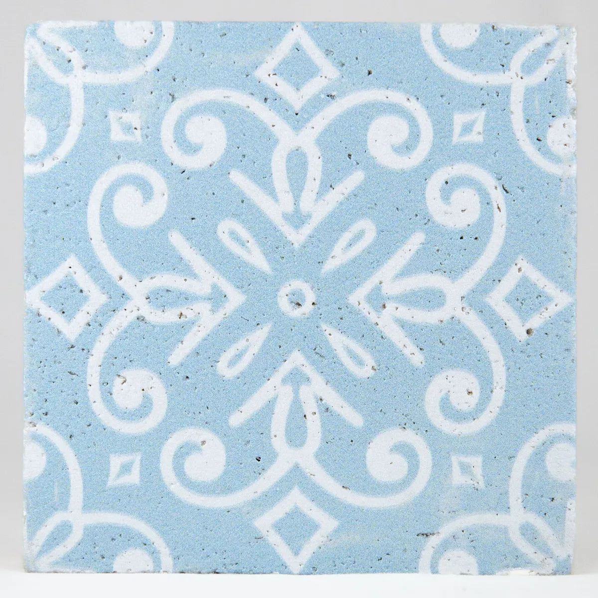 Carreau travertin bleu motifs baroques classiques relief nature pierre