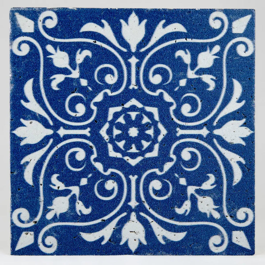 Carreau travertin bleu motifs baroques décoratifs variations texturées