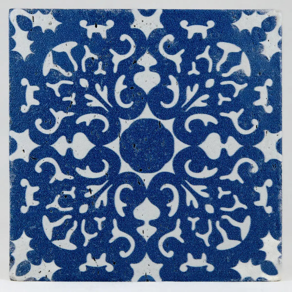Carreau travertin bleu motifs baroques affinage détail relief pierres