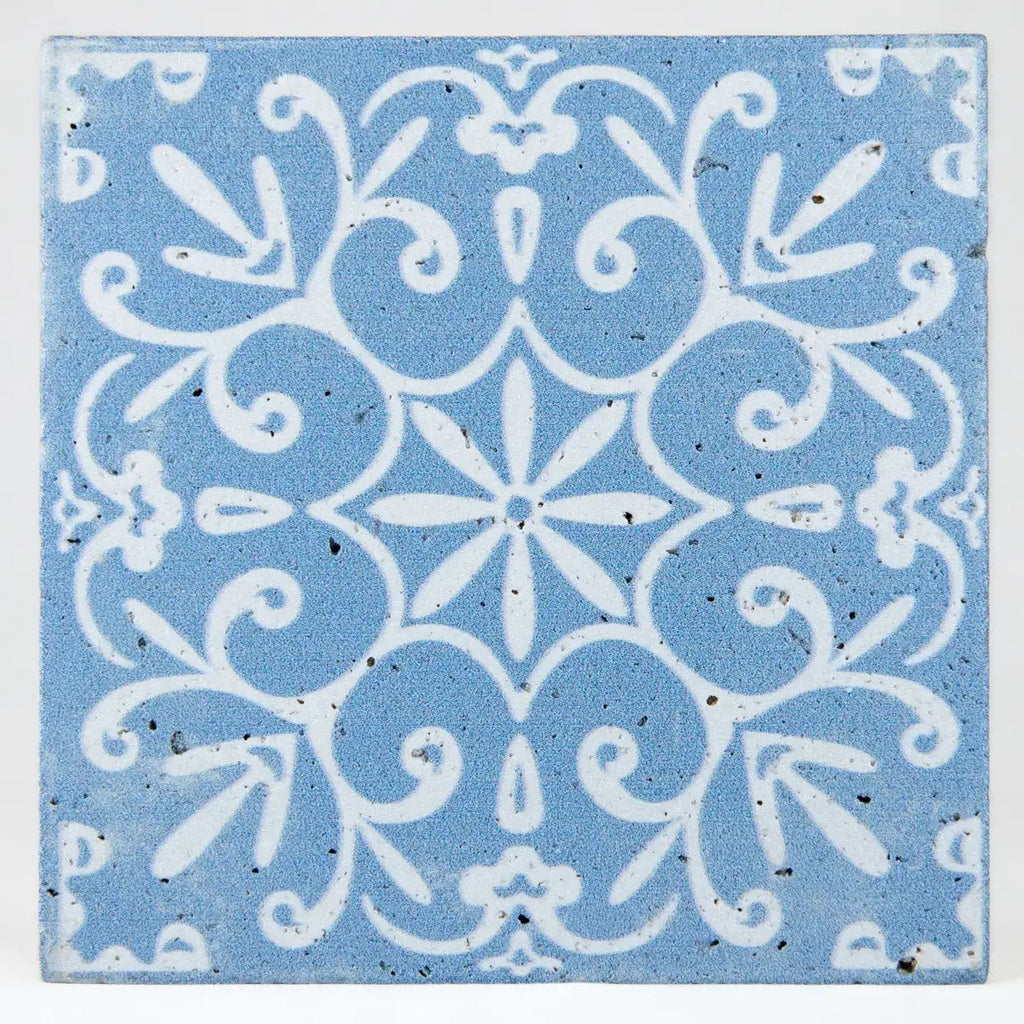 Carreau travertin bleu motifs baroques grain texture relief cisaillé
