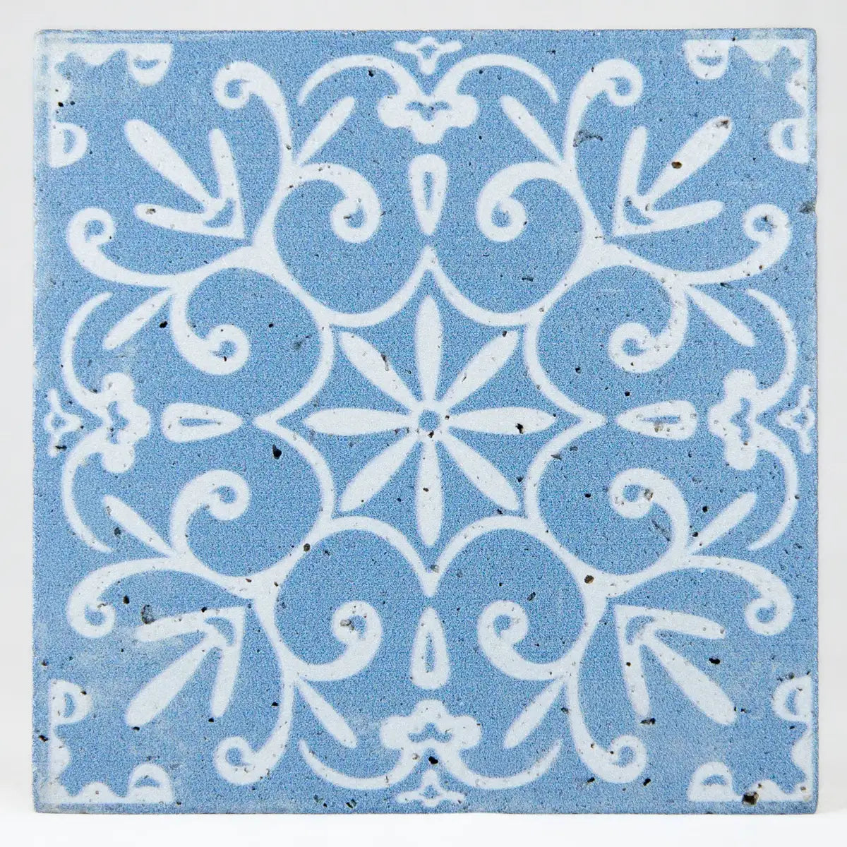 Carreau travertin bleu motifs baroques grain texture relief cisaillé