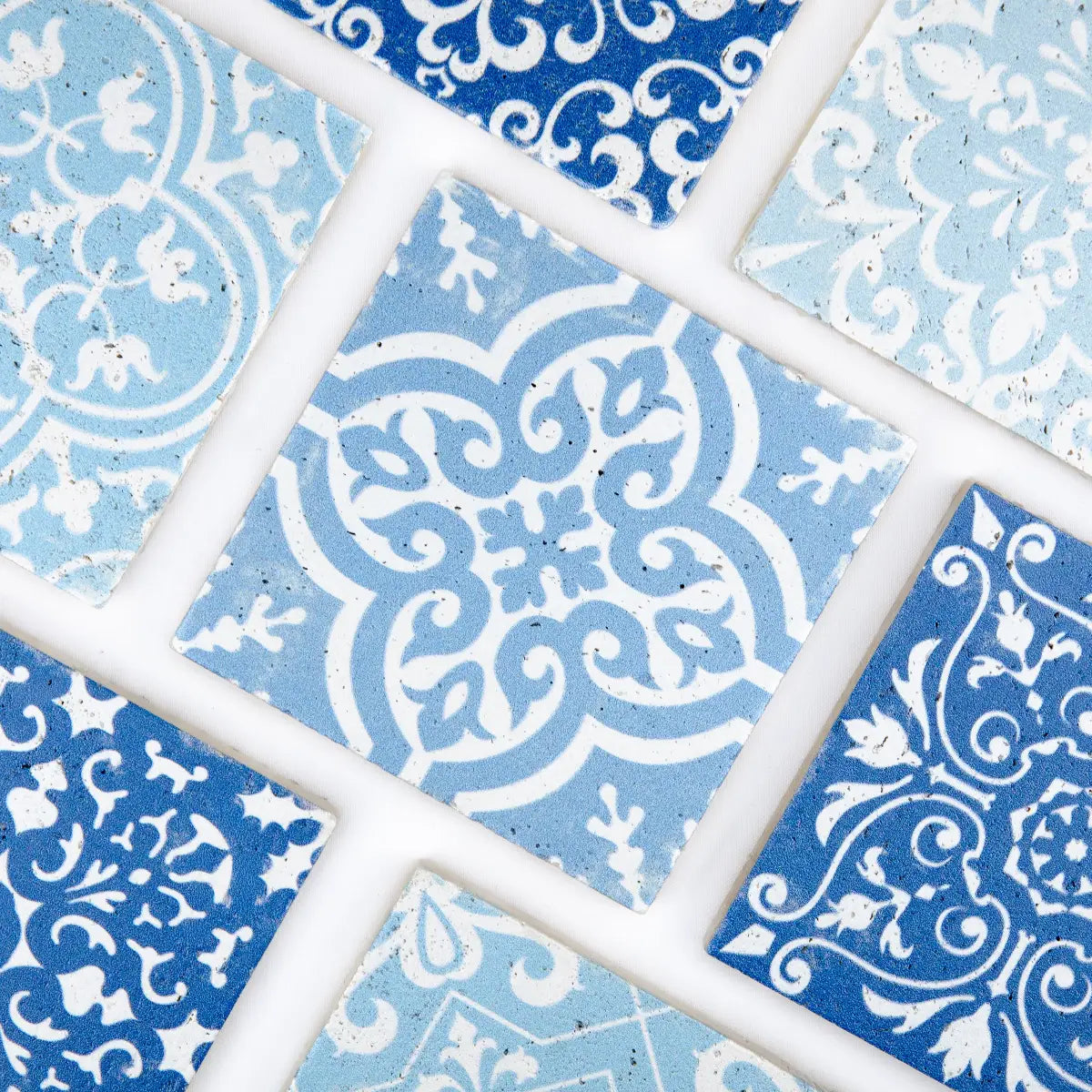 Carreau travertin bleu motifs baroques relief perspective 9,8x9,8 cm