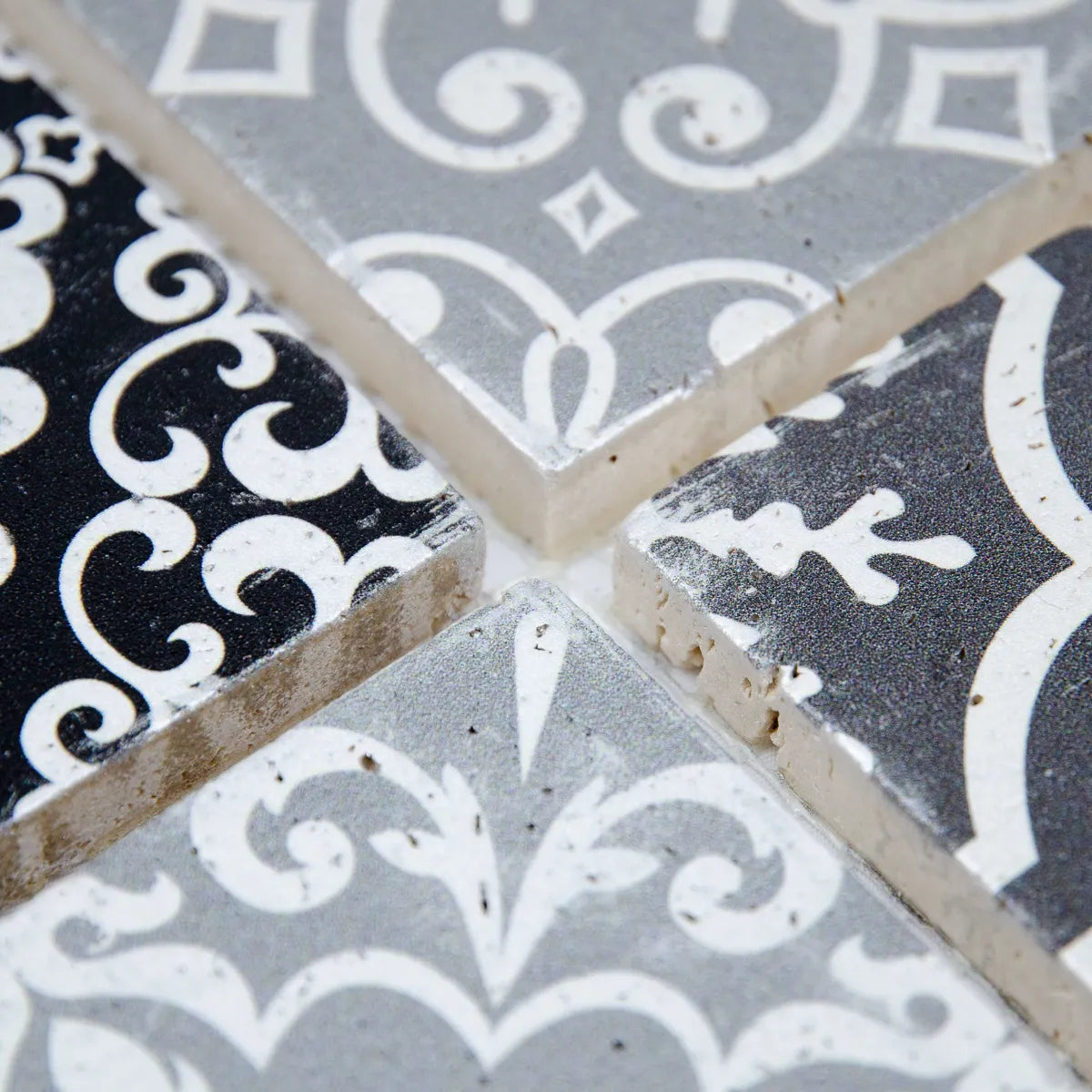 Détail joints relief travertin gris mosaïque surface pierre naturelle