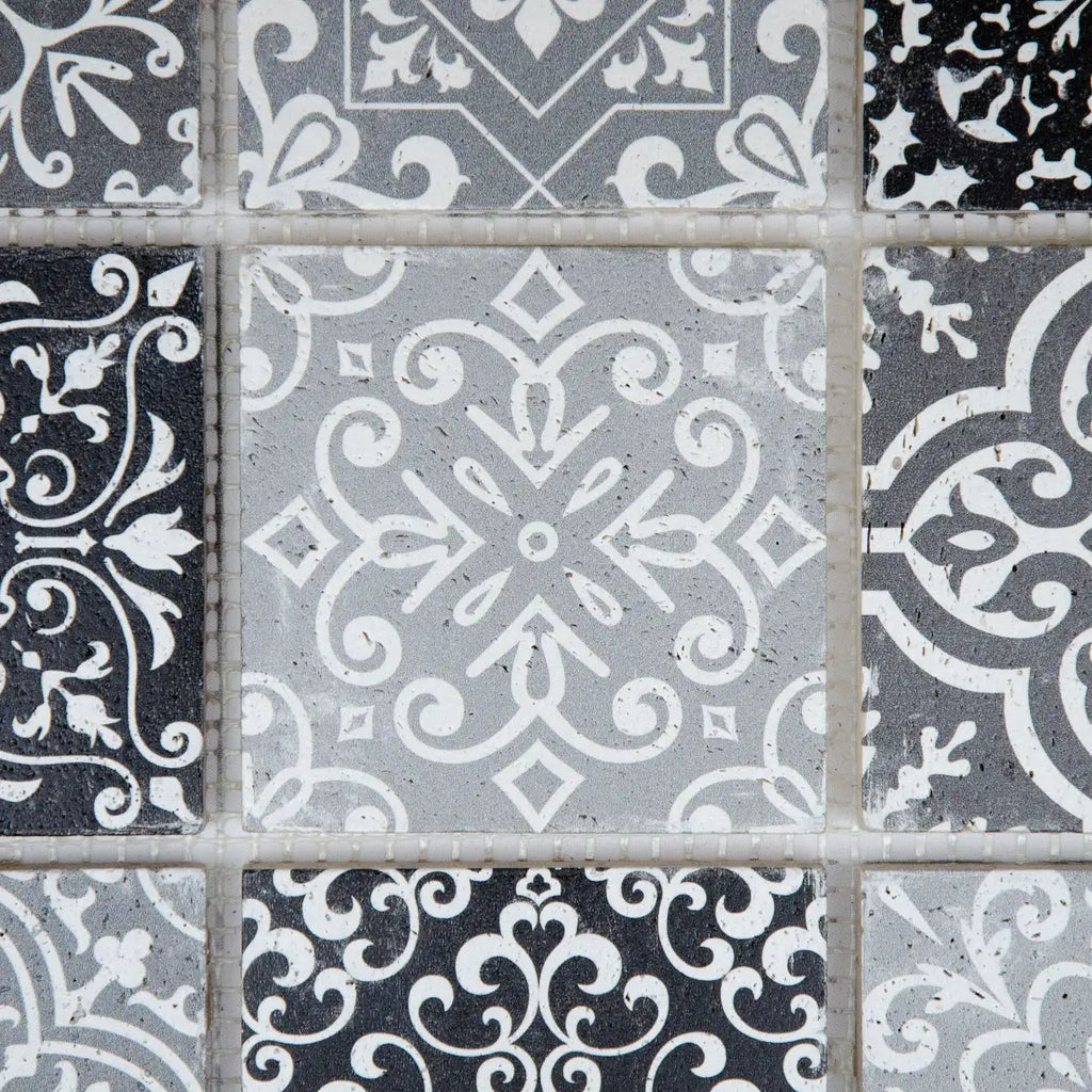 Détail motifs baroques travertin gris mosaïque texture pierre naturelle