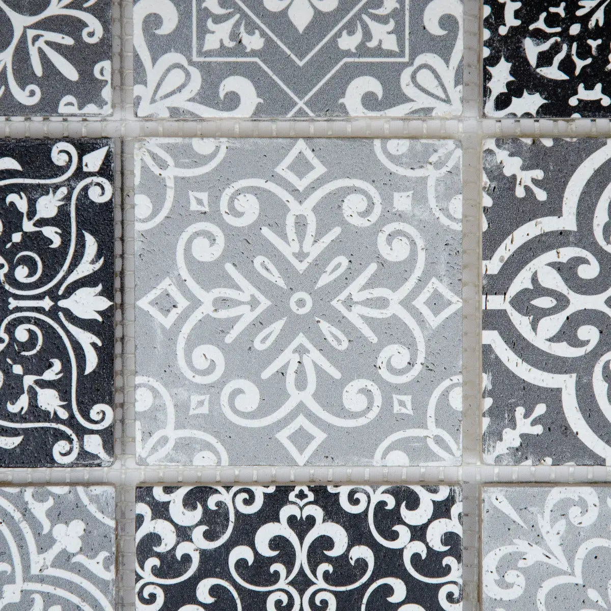 Détail motifs baroques travertin gris mosaïque texture pierre naturelle