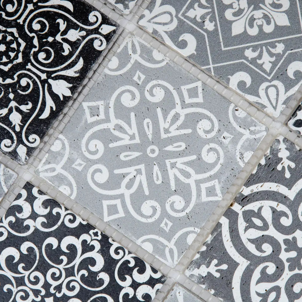 Mosaïque travertin gris tesselles relief détail motifs baroques pierre