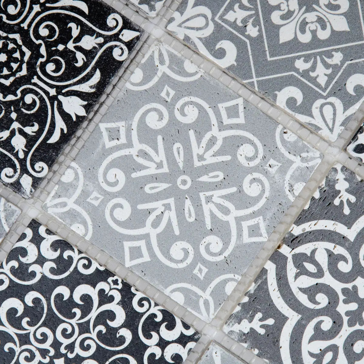 Mosaïque travertin gris tesselles relief détail motifs baroques pierre