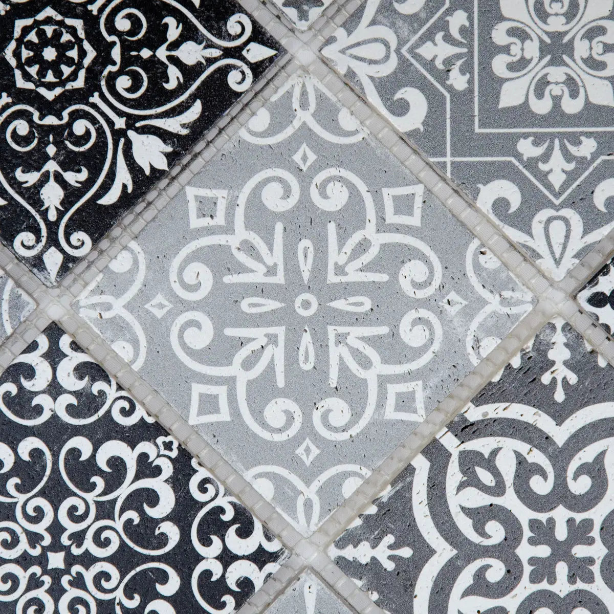 Mosaïque travertin gris tesselles relief perspective motifs baroques
