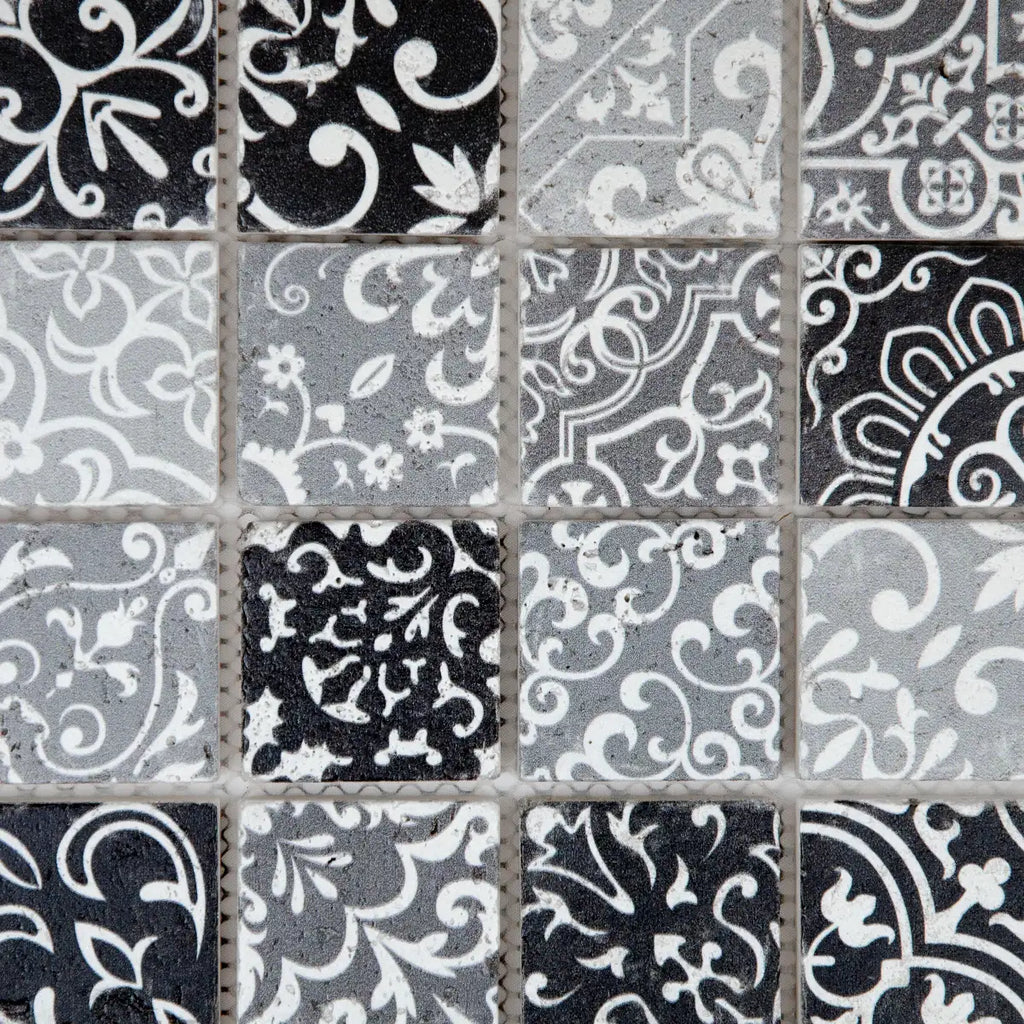 Détail motifs baroques travertin gris mosaïque texture pierre naturelle