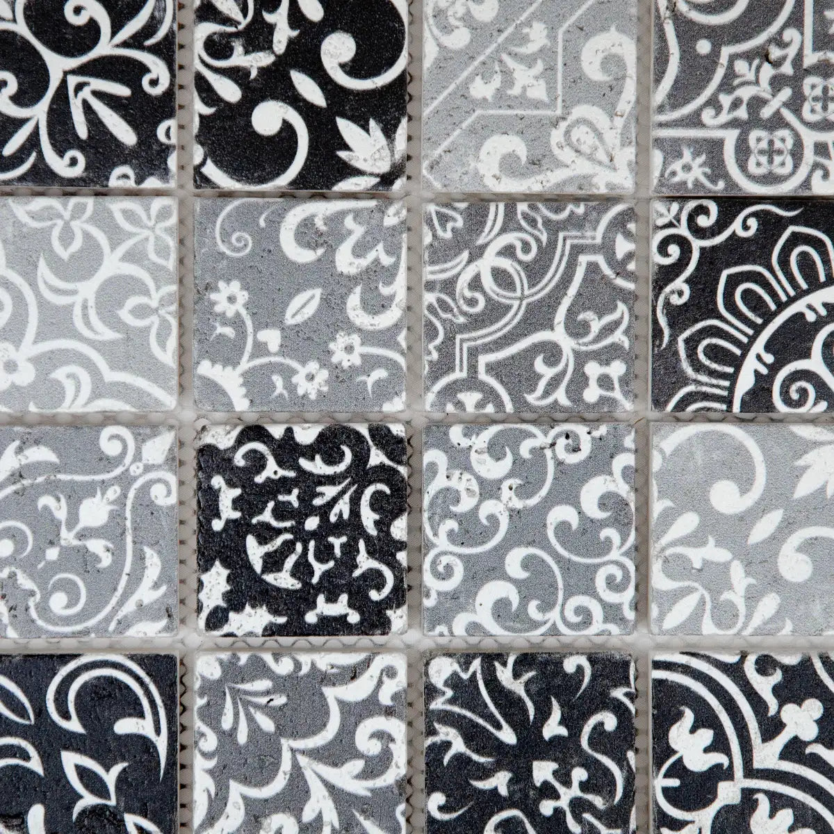 Détail motifs baroques travertin gris mosaïque texture pierre naturelle